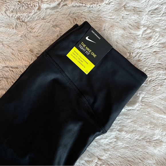 The Nike One Tight Fit Women's Black Dri-FIT Leggings - Picture 2 of 5